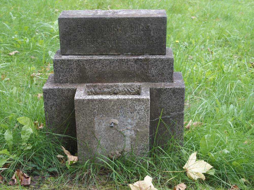Fragment nagrobka N.N., cmentarz w Karwinie (dzielnica Doły)
