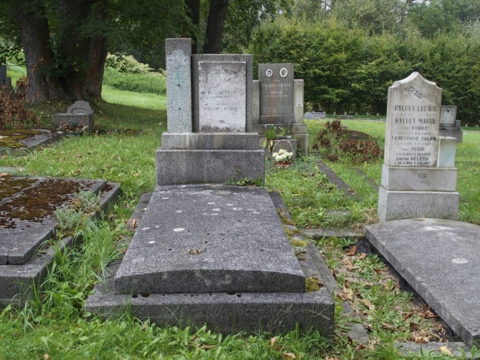 Tombstone of the Putniorzov family, Karviná cemetery (Doły district)