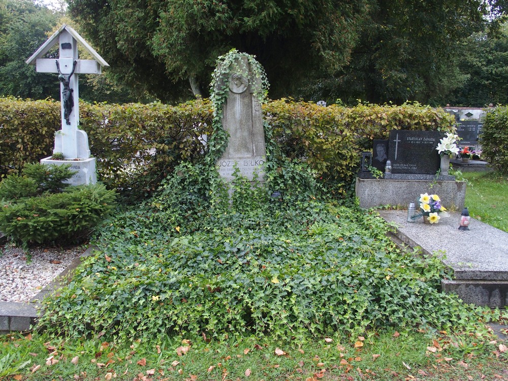 Photo montrant Tombstone of Anna, Elisabeth and Josef Bilko