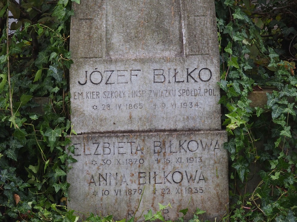 Photo montrant Tombstone of Anna, Elisabeth and Josef Bilko