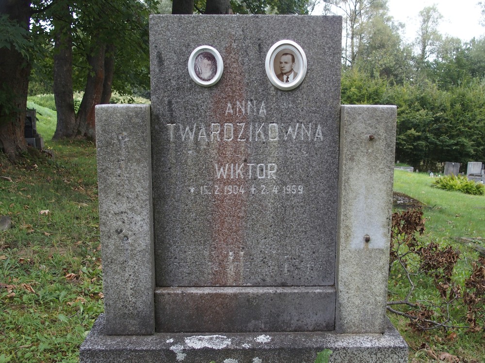 Fragment nagrobka Anny Twardzikówny i Wiktora N.N.