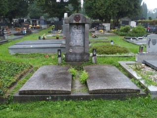 Nagrobek rodzin Spandel i Zubek z aediculą z płaskorzeźbą głowy Chrystusa w krzyżu greckim. Dwie płyty nagrobne z łukami odcinkowymi. Inskrypcje i fotografie na aediculii.