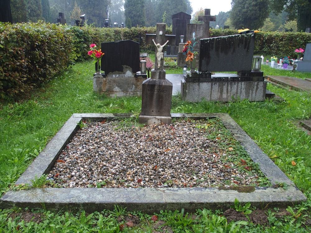 Photo showing Heczko gravestone