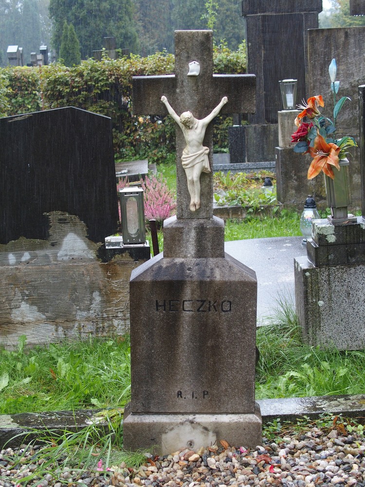 Photo showing Heczko gravestone