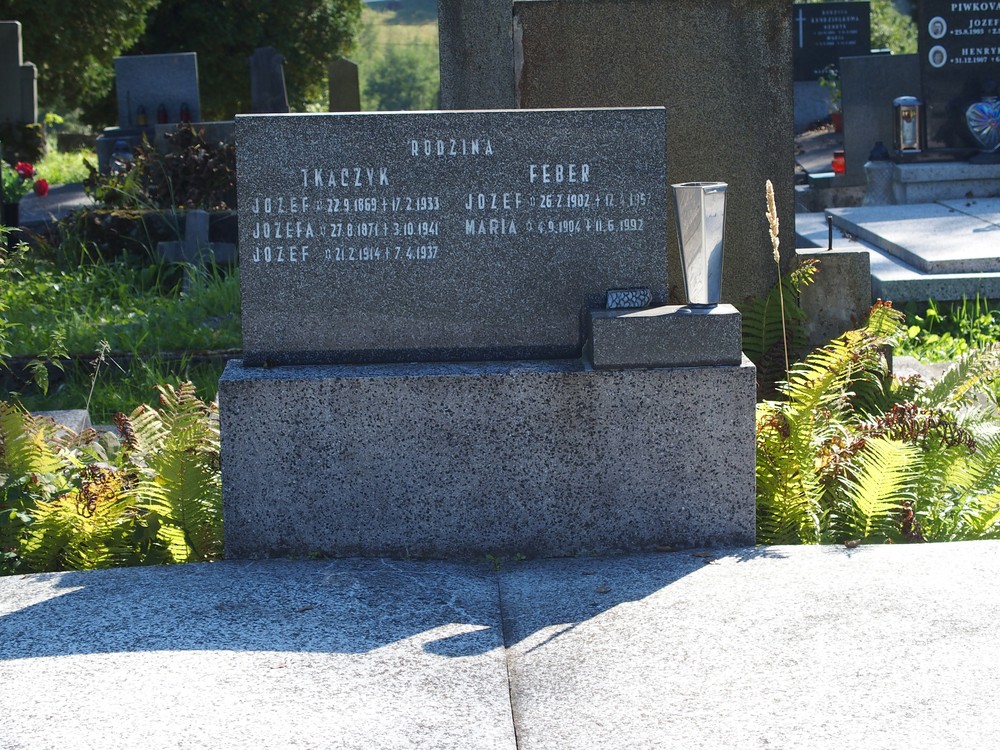 Fragment nagrobka rodziny Feberów i Tkaczyków, cmentarz w Karwinie (dzielnica Doły)
