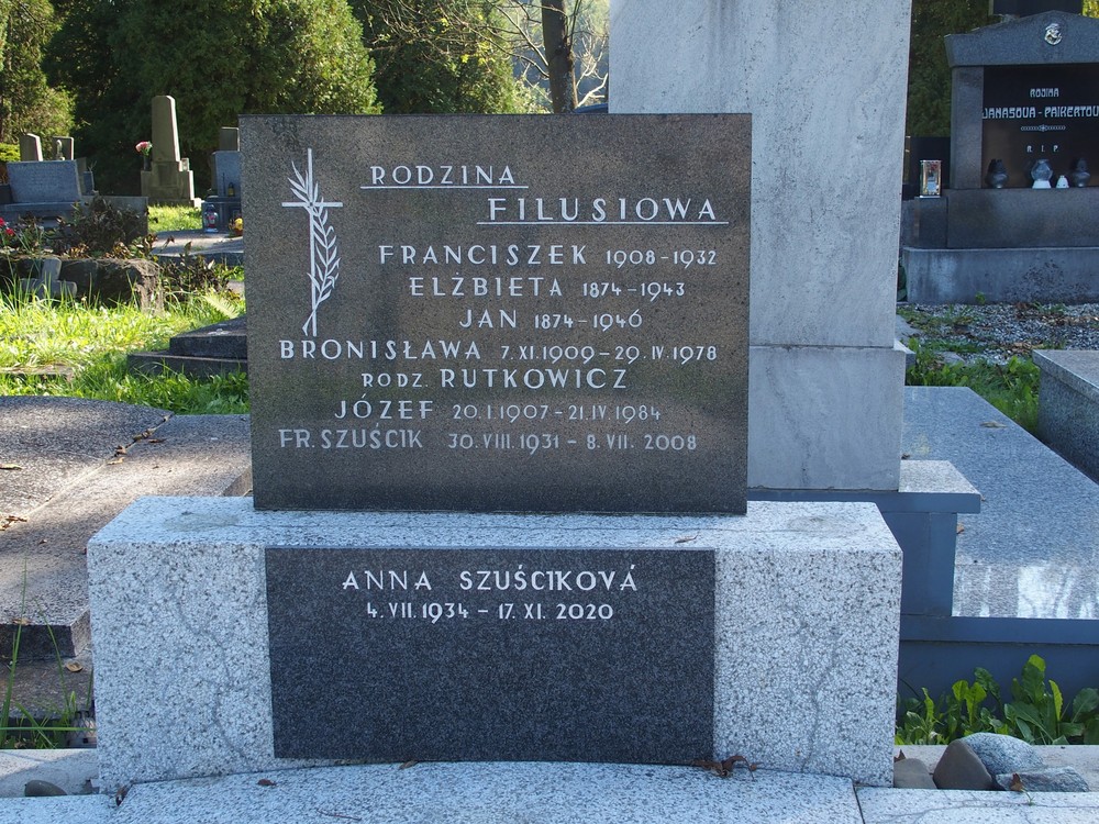 Nagrobek rodziny Filusiów, Rutkowiczów i Szuścików, cmentarz w Karwinie (dzielnica Doły)