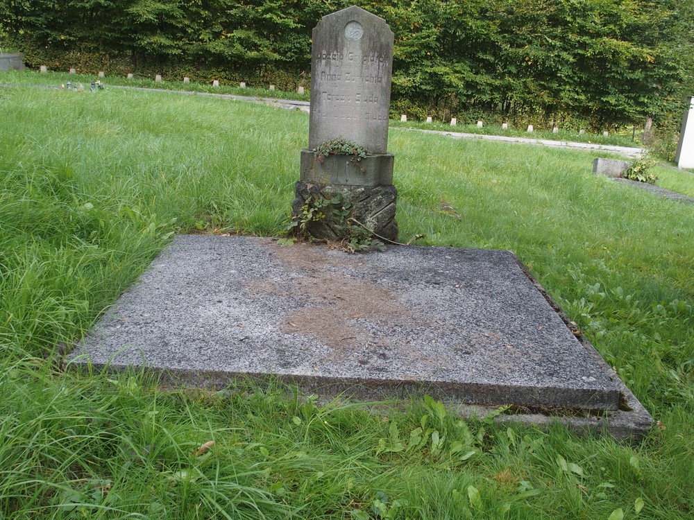 Photo montrant Tombstone of Terezia and Franciszek Siuda, Anna Zorychta and Józef Grygierek
