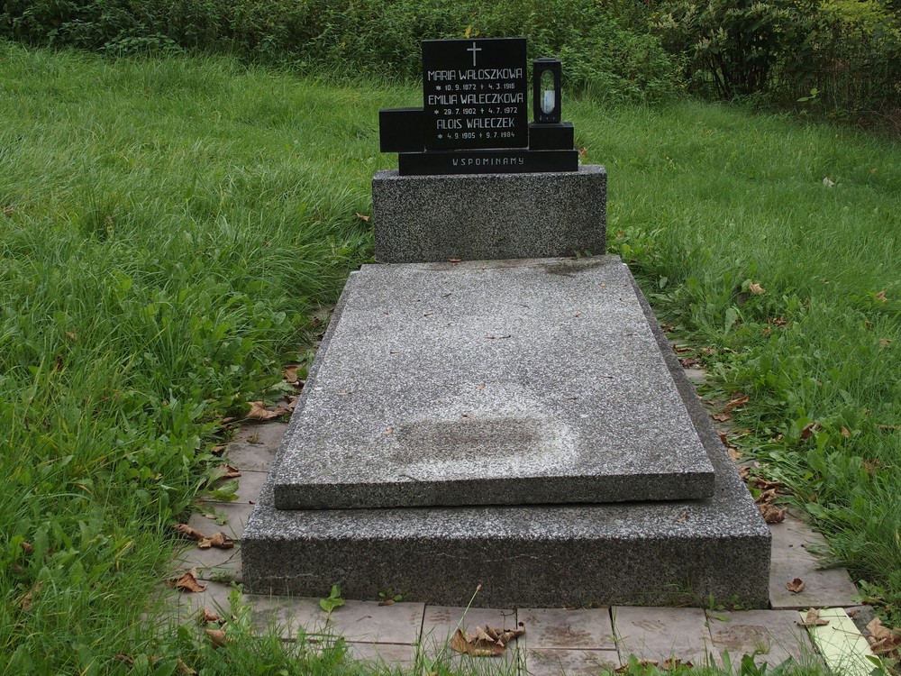 Fotografia przedstawiająca Tombstone of Alois, Emilia and Maria Waleczek