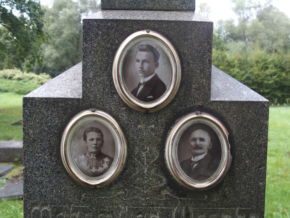 Fotografia przedstawiająca Tombstone of Amalia, Francis and Maximilian Wronka