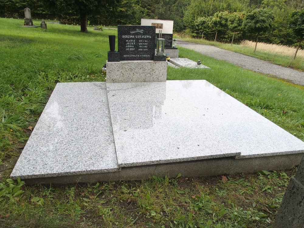 Fotografia przedstawiająca Tombstone of the Lukasowa family