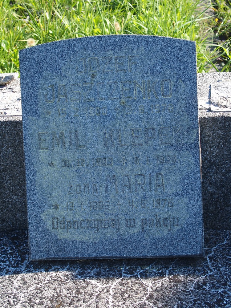 Inskrypcja nagrobka Józefa Jaszczenki, Emila Klepek i Marii Klepek, cmentarz w Karwinie (dzielnica Doły)