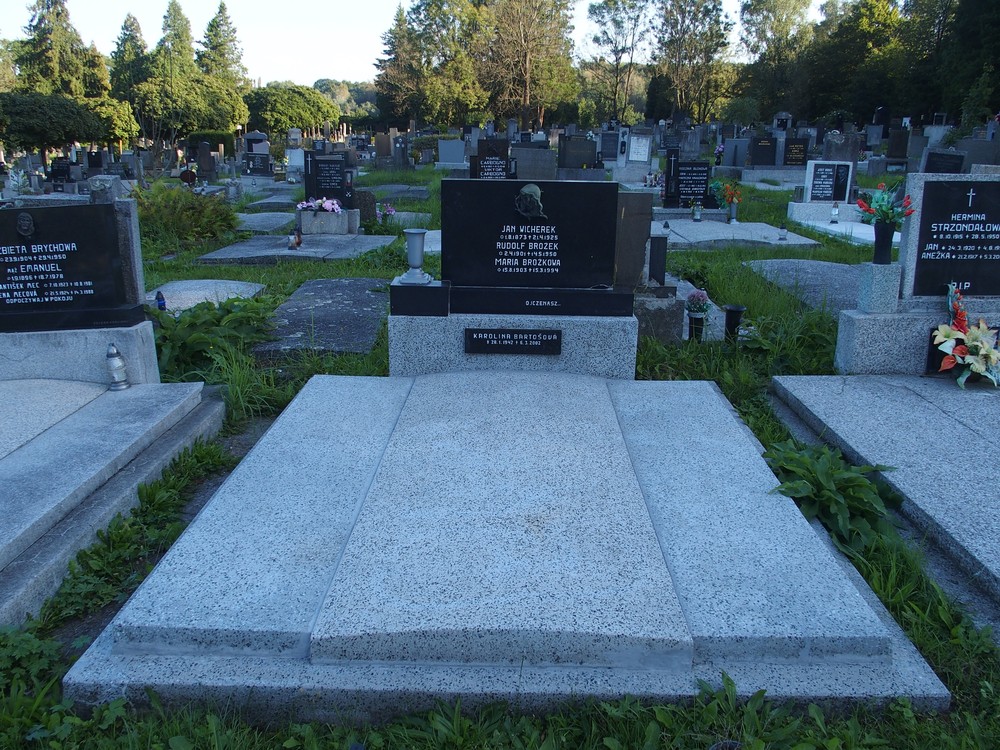 Tombstone of Karolina Bartoszowa, Maria Brożek, Rudolf Brożek, Jan Wicherek, Karviná cemetery (Doły district)
