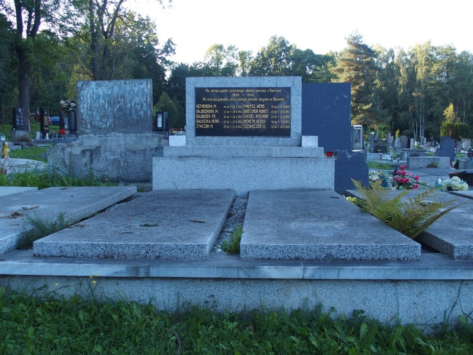 Fragment nagrobka osób rozstrzelanych w latach 1939-1945, cmentarz w Karwinie (dzielnica Doły)