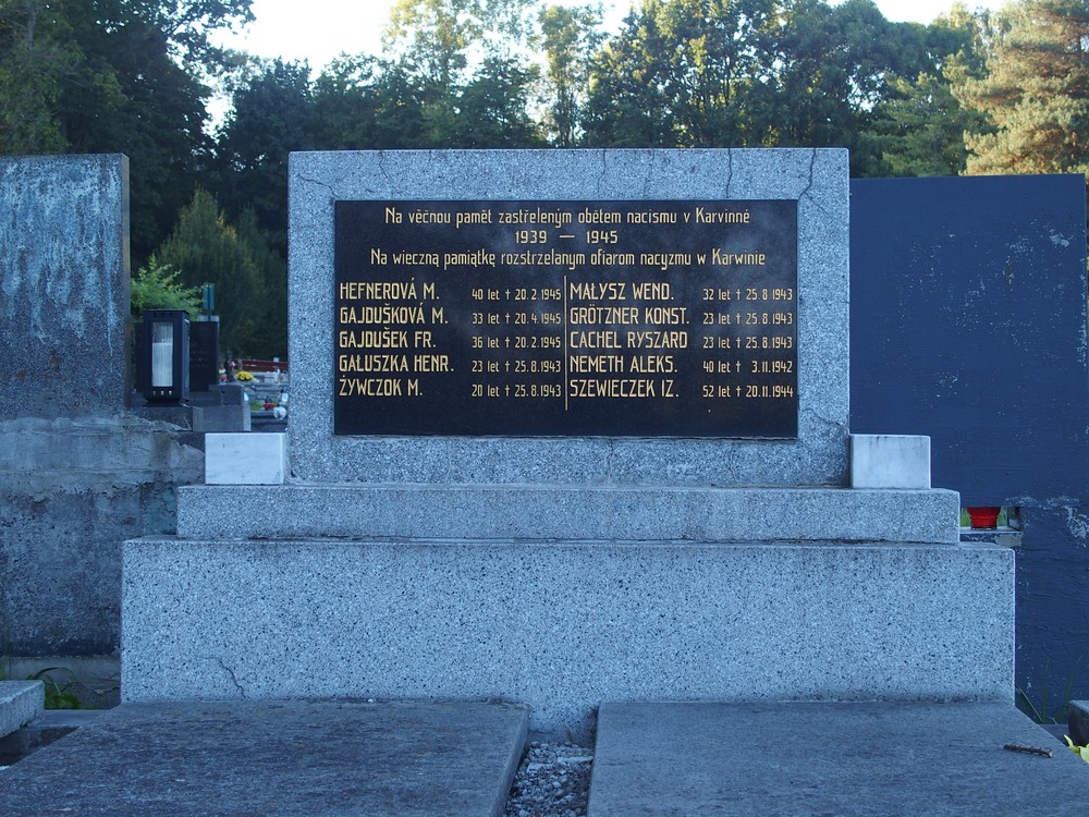 Fragment nagrobka osób rozstrzelanych w latach 1939-1945, cmentarz w Karwinie (dzielnica Doły)
