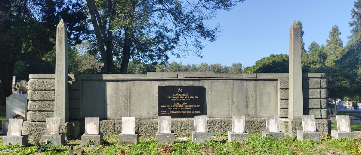 Fotografia przedstawiająca Tomb of the victims of the 1924 mining disaster