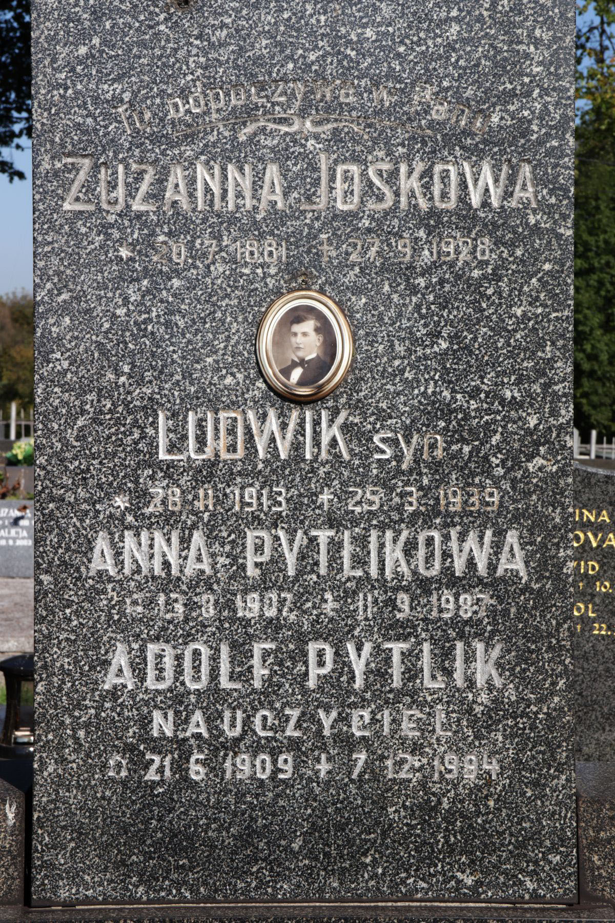 Inskrypcja z nagrobka Zuzanny i Ludwika Joskowych, Anny i Adolfa Pytlików, cmentarz w Sibicy