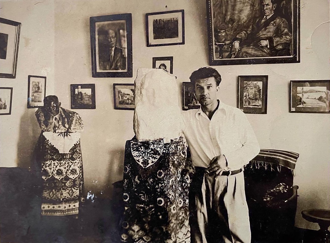 Roman Bilinski posing next to one of his sculptures during an exhibition at the Polish House, Istanbul 1934