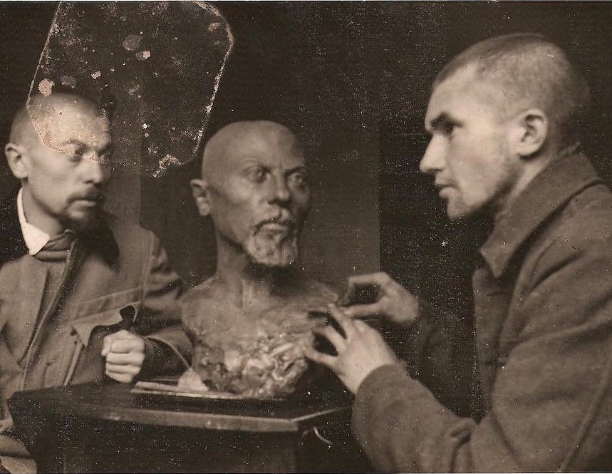 Roman Bilinski sculpting a portrait of Dimitri Ismailovitch, Constantinople, c. 1922