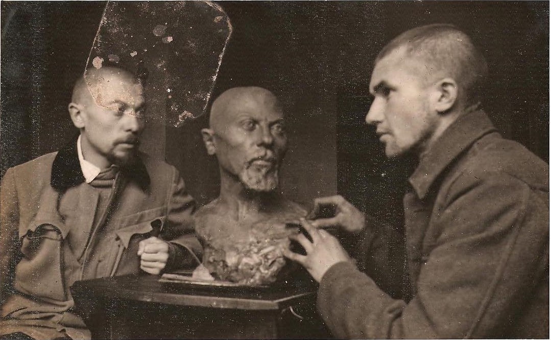 Roman Bilinski sculpting a portrait of Dimitri Ismailovitch, Constantinople, c. 1922