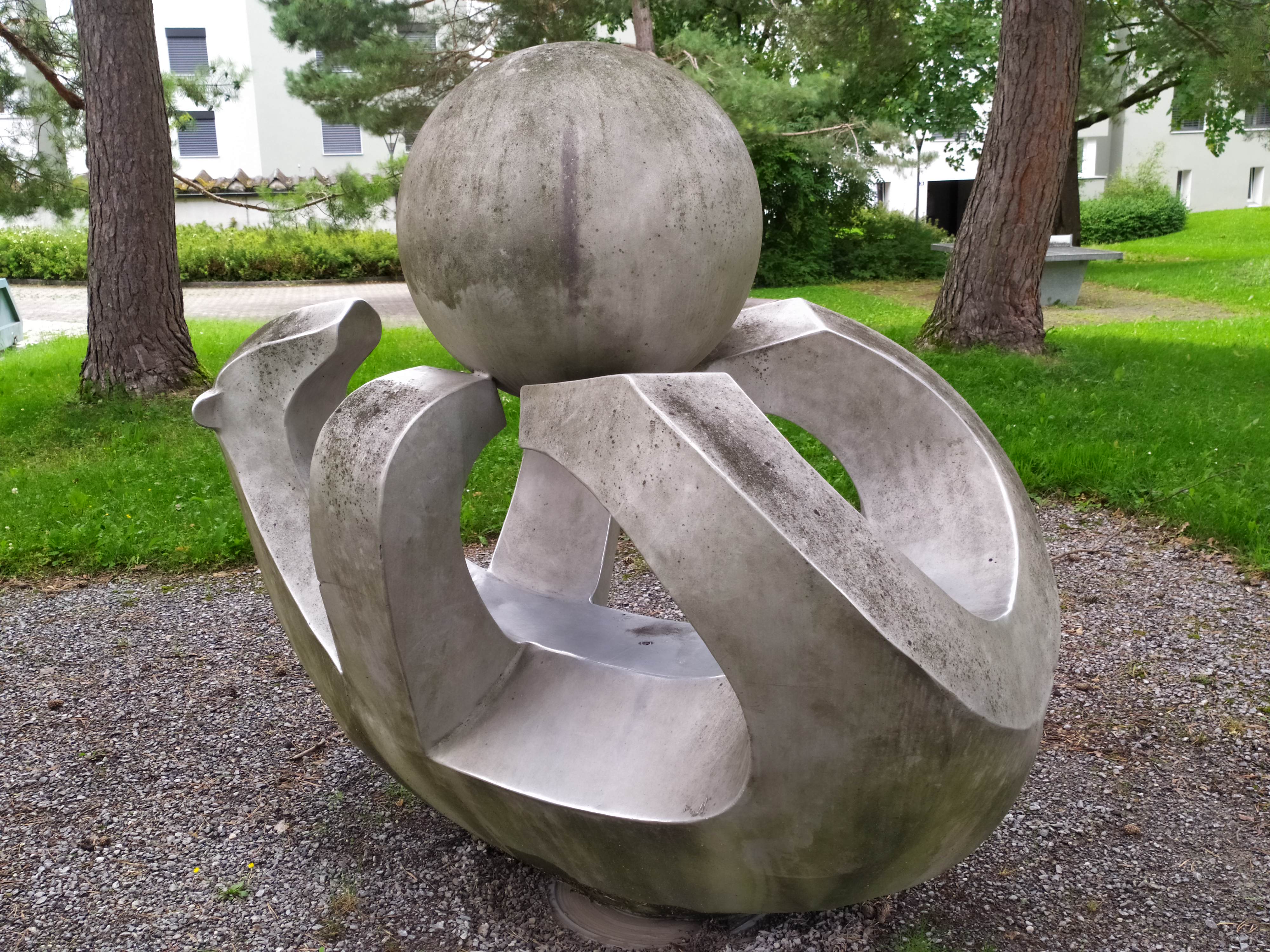 M. Piotrowski, Bear playing with a ball/Eisbär (welded aluminium, 183x193cm), 1978. Niederfeld housing estate, Winterthur-Wülflingen, Switzerland