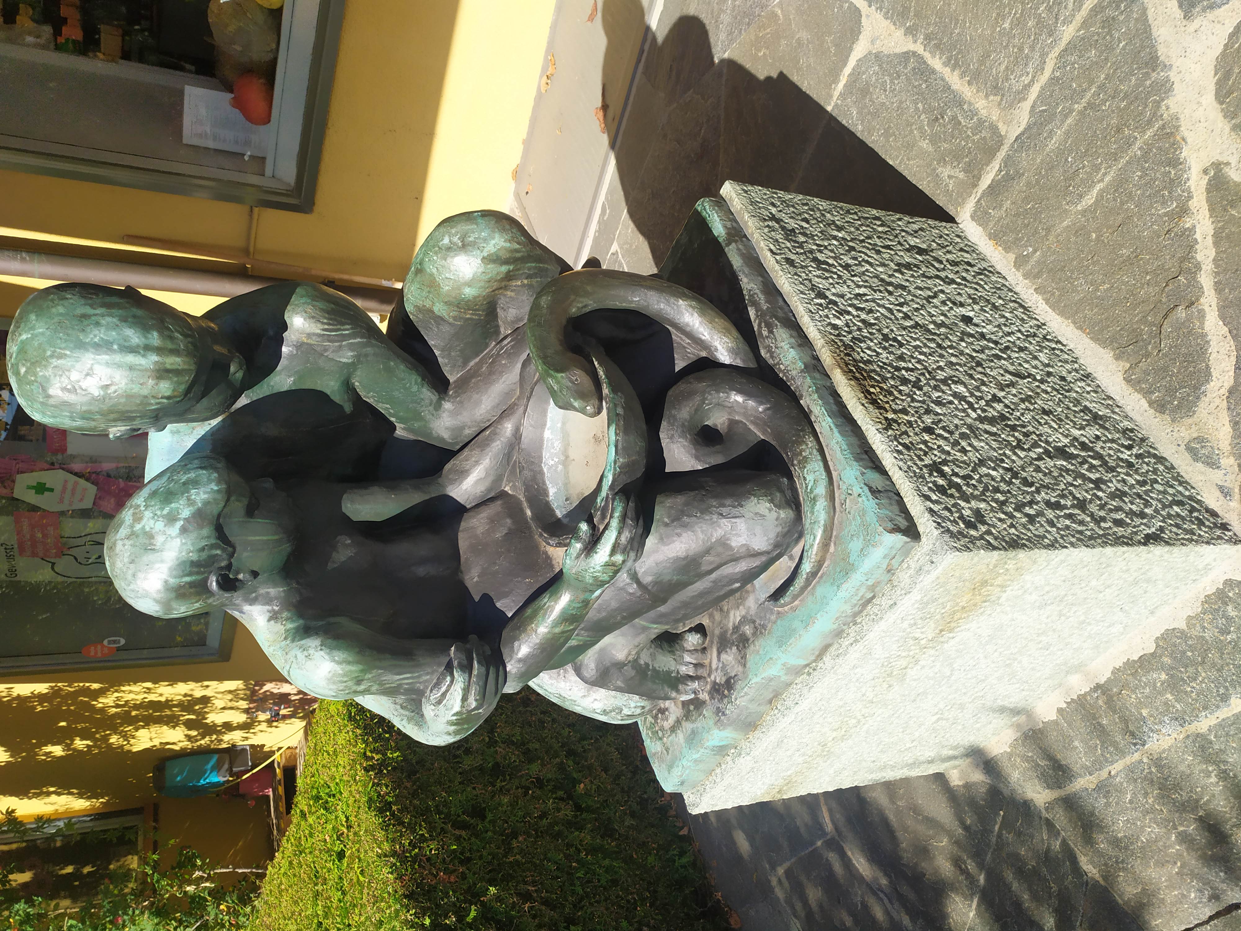 M. Piotrowski, sculpture of two children with a snake (bronze, H 90cm), 1953, Wartstrasse 44, Winterthur, Switzerland