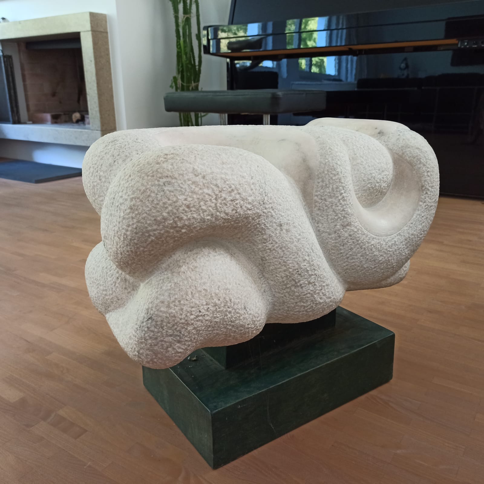 M. Piotrowski, Snake/ Schlange (marble, H 28), 1975. owned by the family. Winterthur, Switzerland