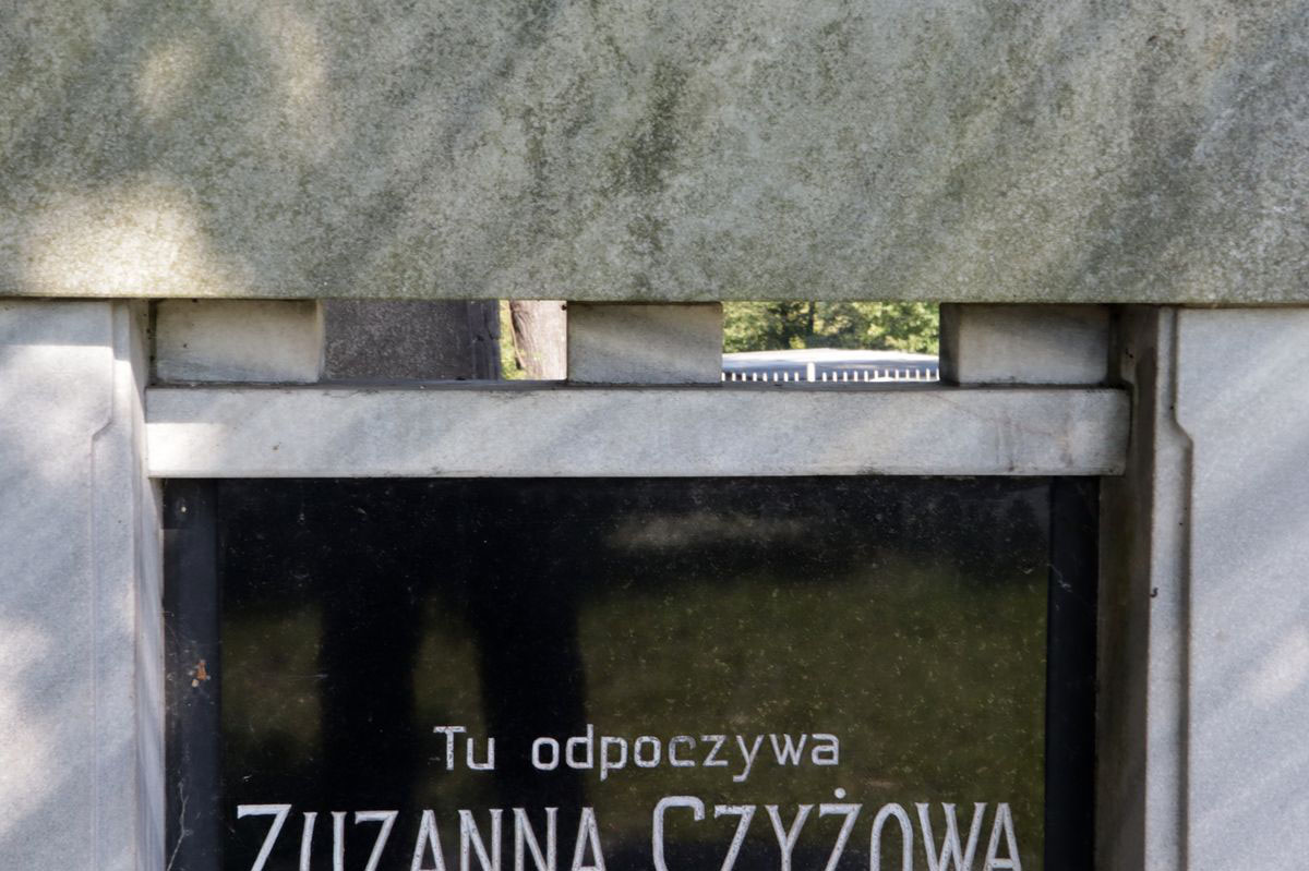 Fragment nagrobka rodziny Czyżowej, cmentarz w Sibicy