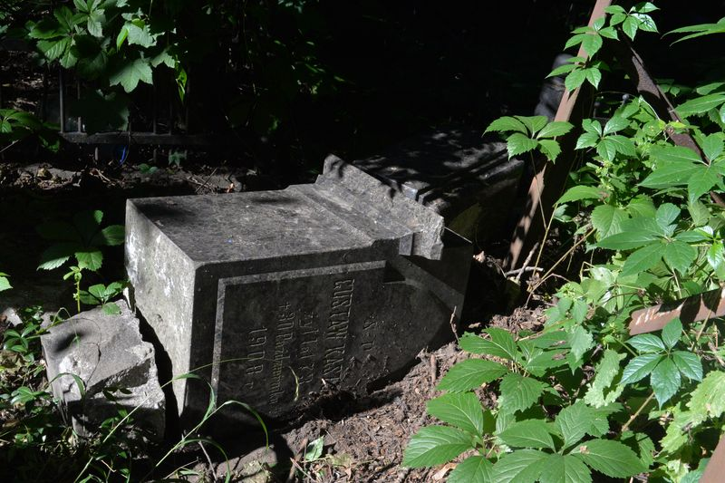 Destrukt nagrobka Gustawa Kaszyca, cmentarz Bajkowa w Kijowie, stan z 2021.