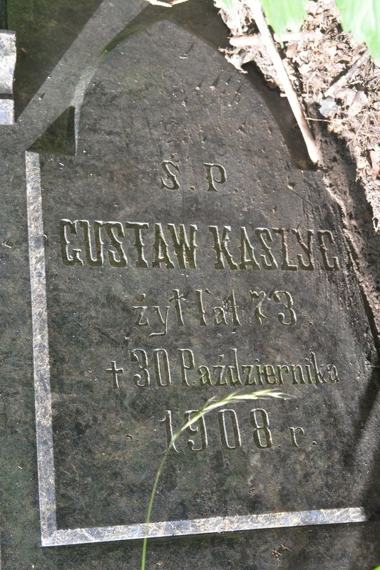 Fragment nagrobka Gustawa Kaszyca, cmentarz Bajkowa w Kijowie, stan z 2021.