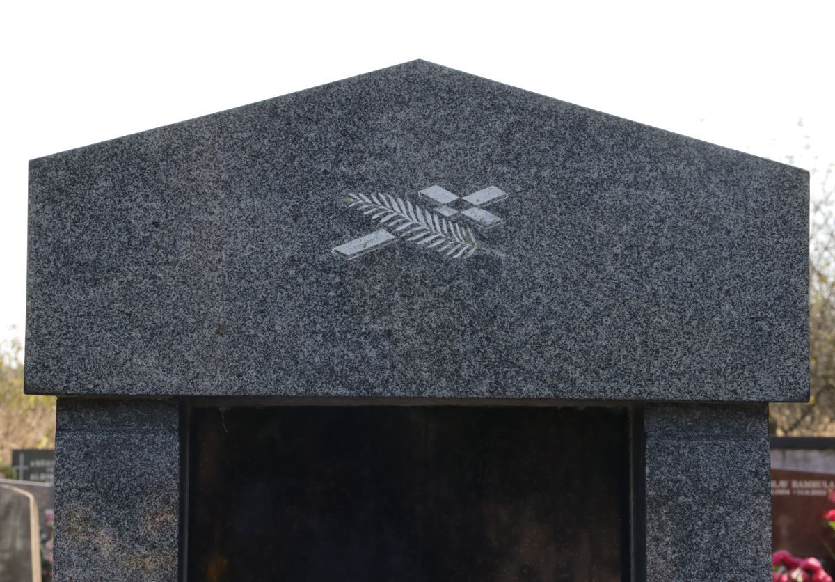 Fragment nagrobka rodziny Karch i rodziny Wronków, cmentarz w Sibicy
