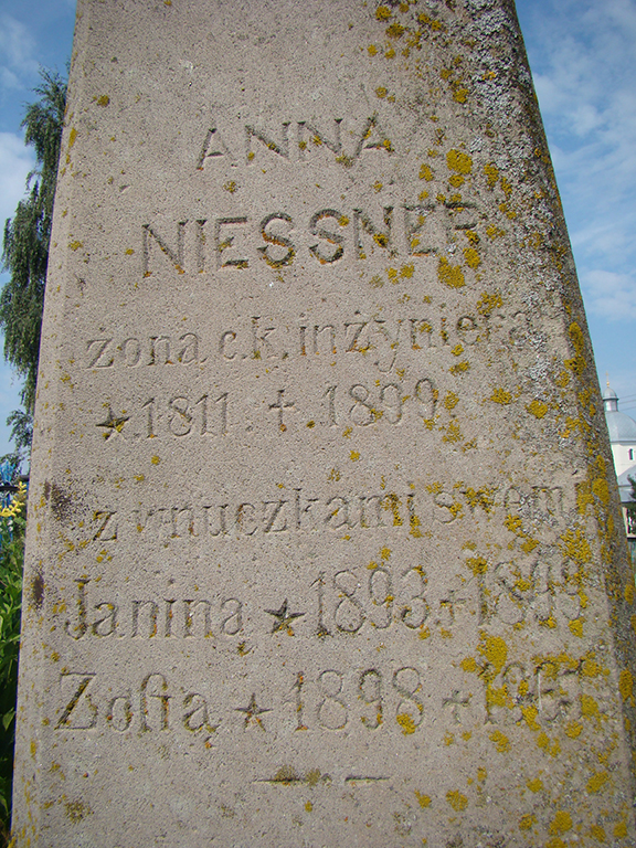 Inskrypcja z nagrobka Anny, Janiny i Zofii Niessner, cmentarz w Celejowie