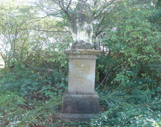 Nagrobek Józefy Kormyło z postacią kobiecą trzymającą kwiat na trzystopniowym cokole. Postać w długiej szacie i płaszczu, widoczne bose stopy. Inskrypcja na przednim panelu.