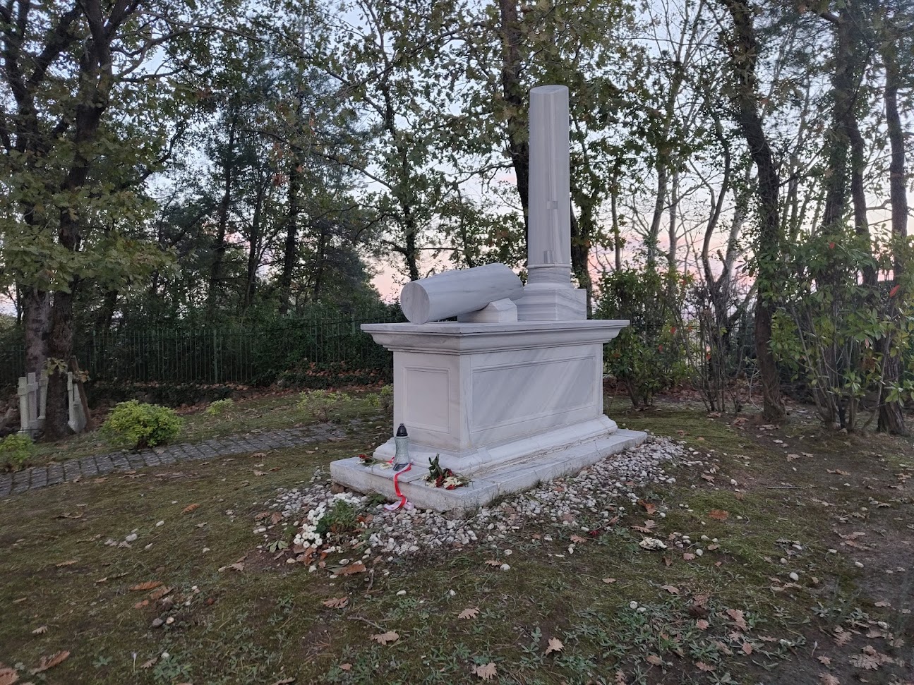 Nagrobek Ludwiki Śniadeckiej na cmentarzu w Adampolu