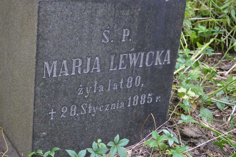 Fragment nagrobka Marii Lewickiej, cmentarz Bajkowa w Kijowie, stan z 2021