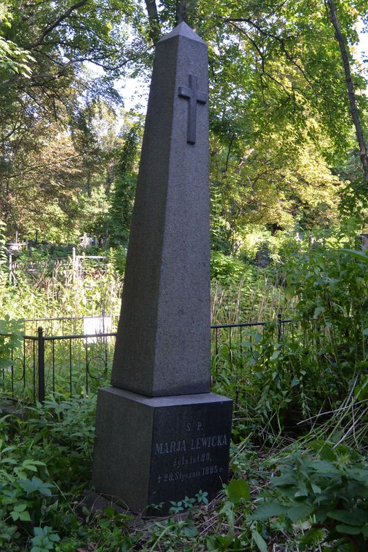 Gravestone of Maria Levitskaya, Baykova cemetery in Kiev, as of 2021.