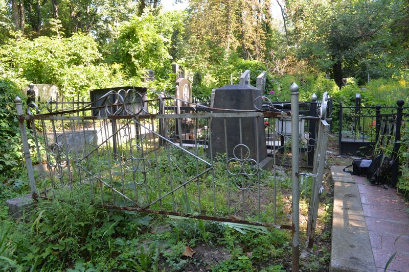 Tombstone of Mieczyslaw and Emilia Gulbinski, Bajkowa cemetery as of 2021.