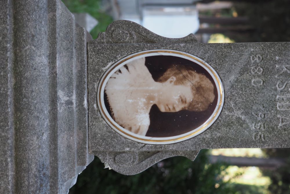 Tombstone of Teresa Prziborski, Delfina Livadari and the Wondra family