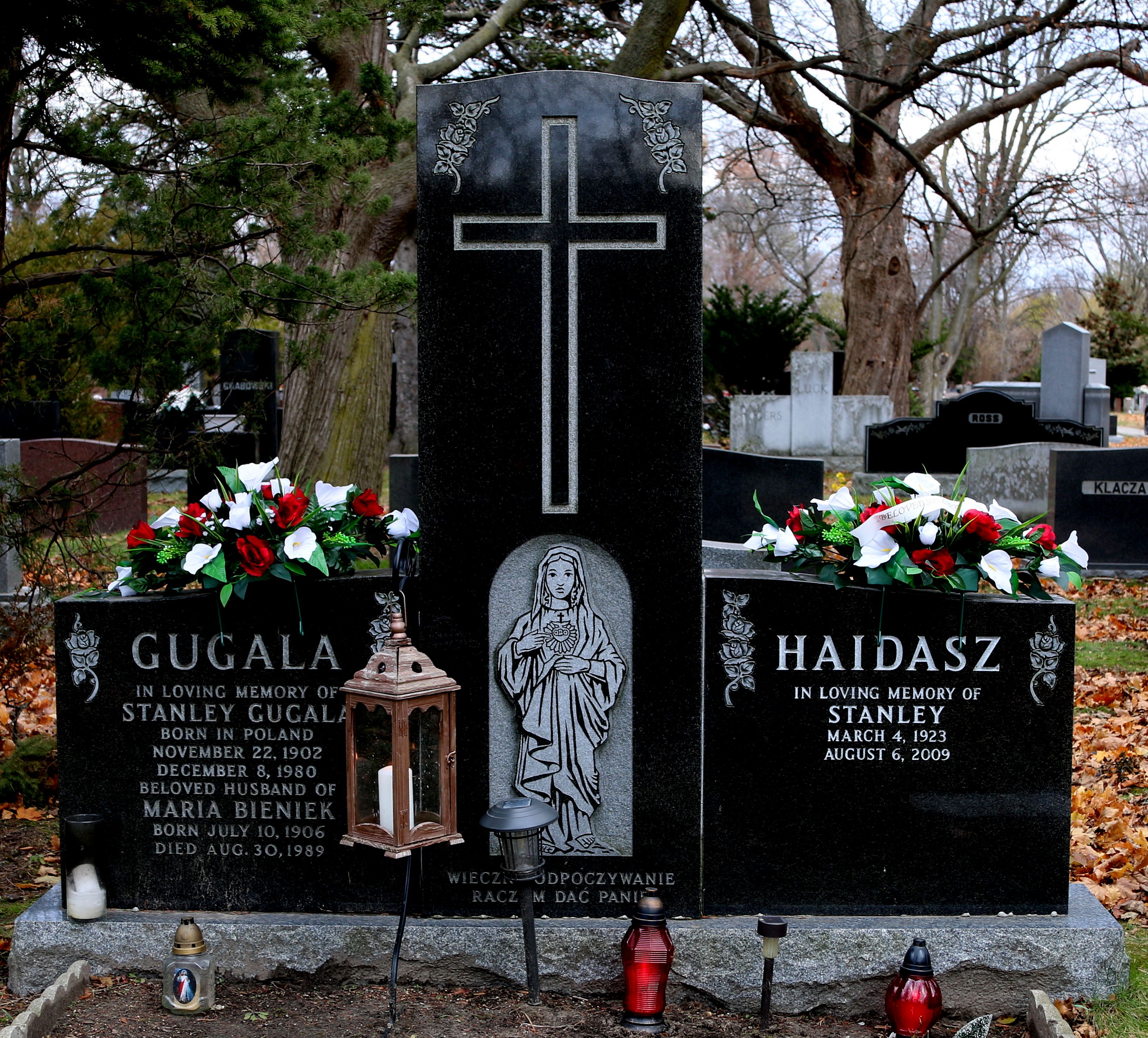Nagrobek Stanley'a Haidasza na cmentarzu Park Lawn, Toronto, Ontario, Kanada
