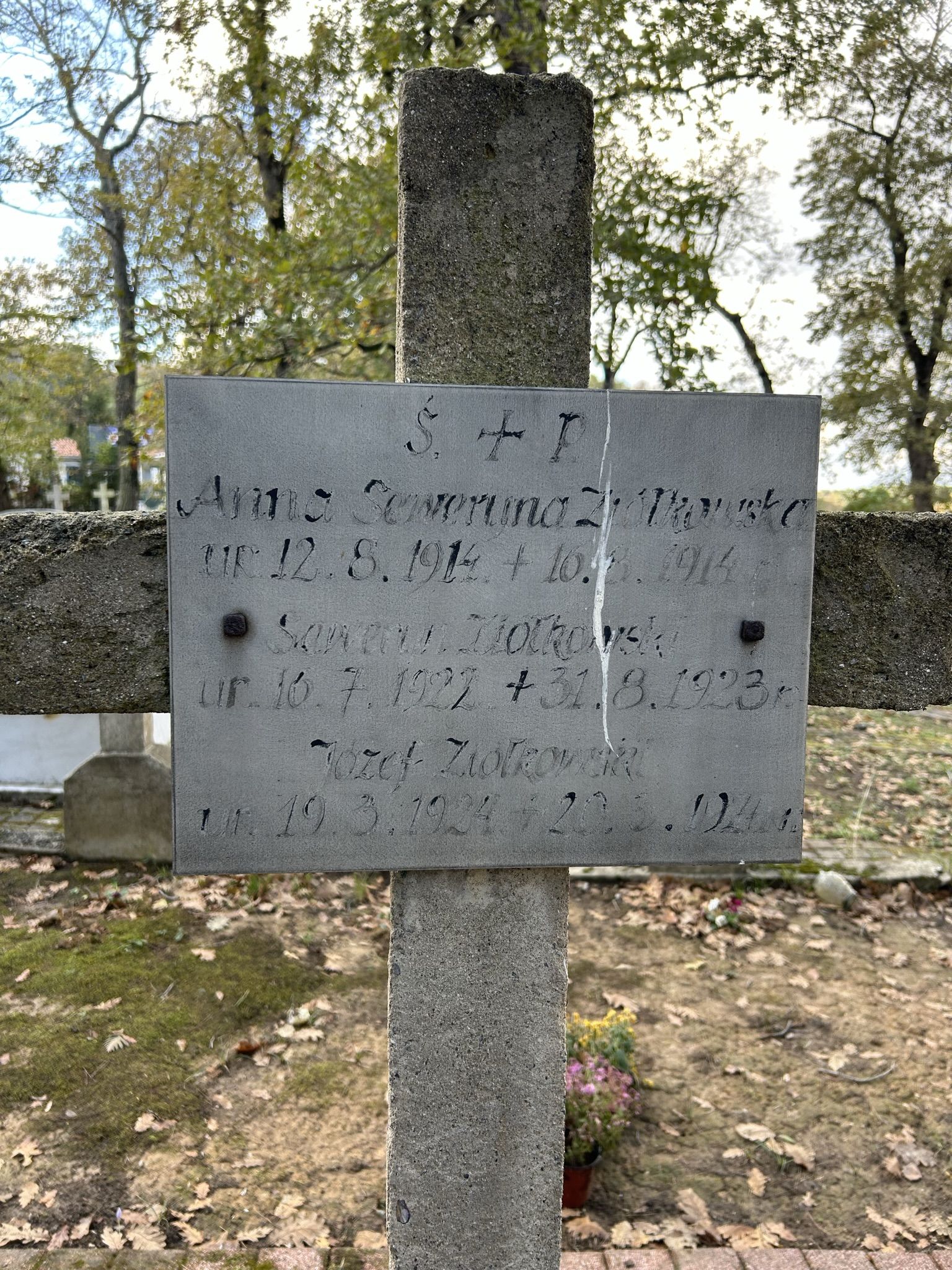 Inscription from the tombstone of Anna, Seweryn and Józef Ziółkowski, Catholic cemetery in Adampol