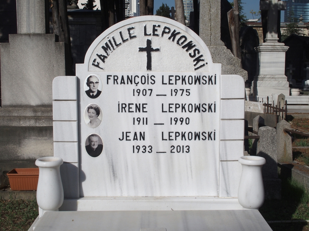 Fragment nagrobka Irene, Françoisa, Jeana Lepkowskich, cmentarz katolicki Feriköy w Stambule
