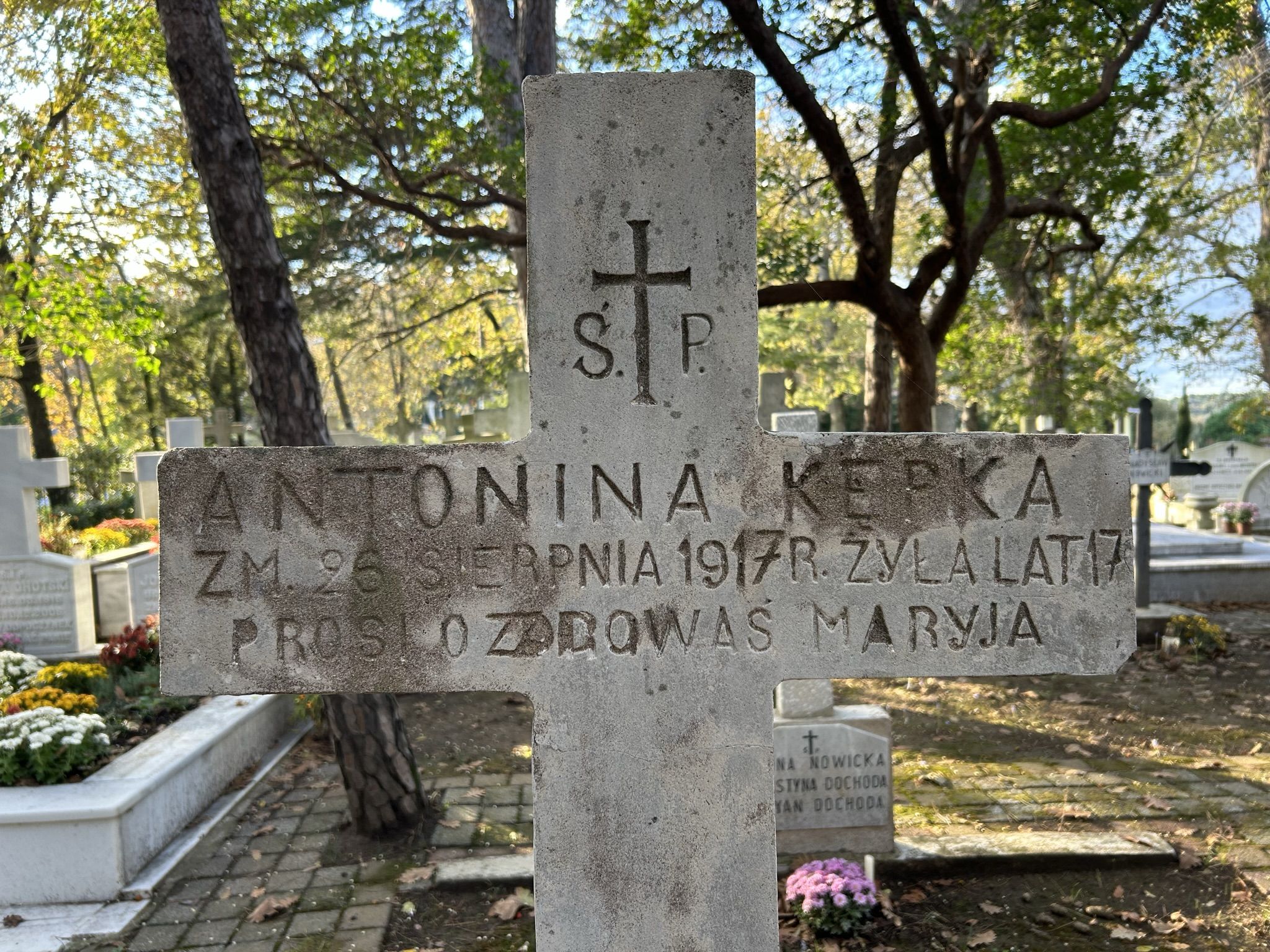 Inscription from the tombstone of Antonina Kępka, Catholic cemetery in Adampol