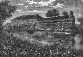 Rycina zamku w Dubnie z 1876 roku, ukazująca obszerny bastion z drzewami na szczycie, ogromną bramę wjazdową z wieżyczką oraz fosę z małą rzeką. Osoba siedzi na brzegu wody.