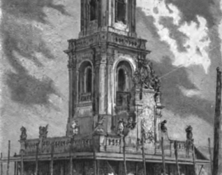 Ilustracja ratusza w Buczaczu z wysoką wieżą, otoczonego ludźmi i rusztowaniami, pod pochmurnym niebem.