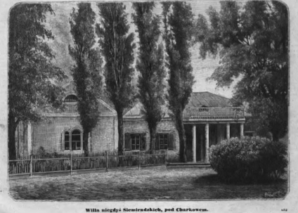 Rycina przedstawiająca dawną willę Siemiradzkich pod Charkowem, ukazującą jednopiętrowy budynek z kolumnowym wejściem, otoczony wysokimi drzewami i drewnianym płotem.