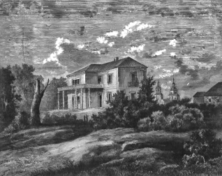 Rycina przedstawiająca drewniany dwór w Steblowie, otoczony drzewami i krzewami. W tle widoczne są dwie wieże kościelne pod pochmurnym niebem.