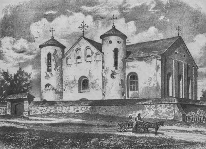 Ilustracja kościoła w Komajach, gubernia wileńska, z dwiema wieżami i nawą główną. Obok kościoła, otoczonego kamiennym murem, przejeżdża wóz konny z dwiema osobami.