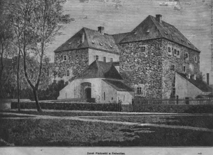 Rycina ruin zamku piastowskiego we Freiwaldau. Budowla ma kamienne mury, liczne okna i spadzisty dach. Zamek otaczają drzewa i płot.