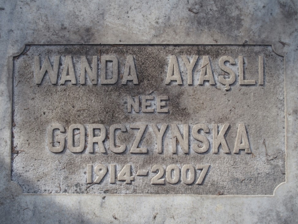 Inscription of Wanda Ayaşli's gravestone, Feriköy Catholic Cemetery, Istanbul