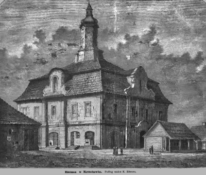 Rycina ratusza w Krasławiu, zbudowanego w 1752 roku, przedstawiająca budynek w stylu barokowym z stromym dachem i centralną wieżą. Na pierwszym planie dwa mniejsze budynki i kilka osób.