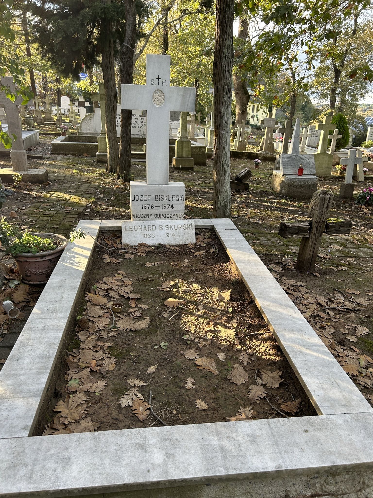 Nagrobek Józefa i Leonarda Biskupskiego, cmentarz katolicki w Adampolu